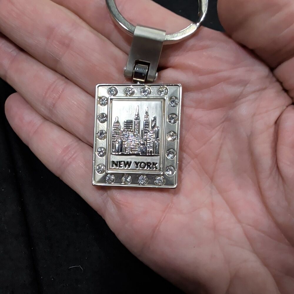 NEW YORK City Skyline metal w rhinestones Souvenir keyring key chain keychain 2"